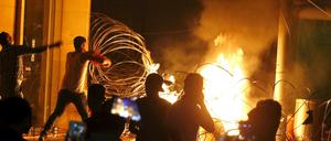 Die randalierende Menge in Beirut zündet in der Nacht zum Montag Müll in den Straßen an.