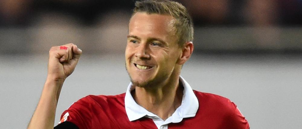 Chris Löwe bejubelt sein Tor zum 1:0 für den FCK.