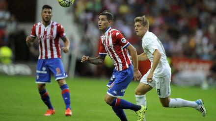 Toni Kroos versucht sich gegen Gijons Antonio Sanabria zu behaupten. Es reicht auch hier gerade nur zum Unentschieden.