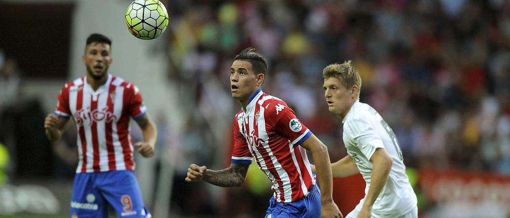 Toni Kroos versucht sich gegen Gijons Antonio Sanabria zu behaupten. Es reicht auch hier gerade nur zum Unentschieden.