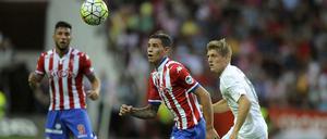 Toni Kroos versucht sich gegen Gijons Antonio Sanabria zu behaupten. Es reicht auch hier gerade nur zum Unentschieden.