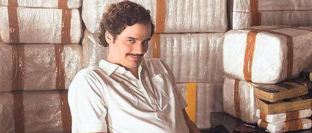 Gut abgepackt. Pablo Escabor (Wagner Moura) sitzt und grinst inmitten seiner wichtigsten Ware: Kokain, tonnenweise gestapelt, passgenau portioniert.