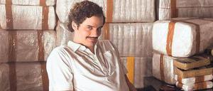 Gut abgepackt. Pablo Escabor (Wagner Moura) sitzt und grinst inmitten seiner wichtigsten Ware: Kokain, tonnenweise gestapelt, passgenau portioniert.