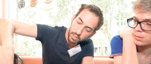 Haste Töne? Besucher Oliver und Helfer Johnny suchen im Repair Café den Fehler bei einem fünf Jahre alten Verstärker. 