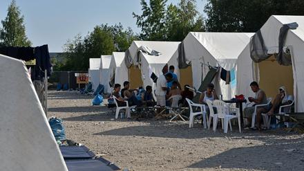 In Deutschland müssen womöglich noch mehr Zeltlager für Flüchtlinge gebaut werden wie dieses in Dresden. Mehrere Bundesländer erwarten in diesem Jahr bis zu eine Million Flüchtlinge.  