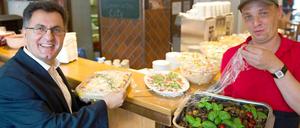 Efram Tozman (links) und der ehrenamtliche Helfer Marcel in der City Station der Stadtmission.