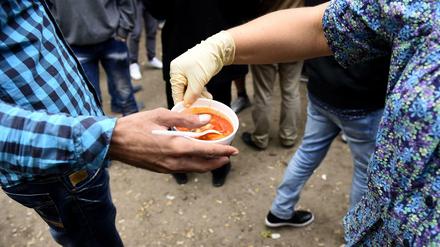 Ehrenamtliche Helfer am Lageso in Moabit bei der Essensausgabe für Flüchtlinge.