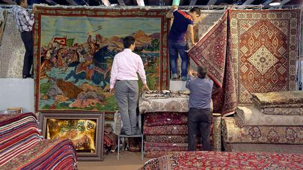 Händler präsentieren bei einer Messe für handgeknüpfte Teppiche in Teheran ihre Ware. Iran erwartet einen starken wirtschaftlichen Aufschwung durch die Lockerung der Sanktionen.