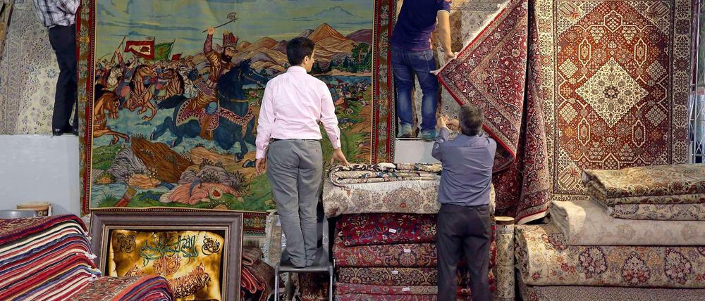 Händler präsentieren bei einer Messe für handgeknüpfte Teppiche in Teheran ihre Ware. Iran erwartet einen starken wirtschaftlichen Aufschwung durch die Lockerung der Sanktionen.