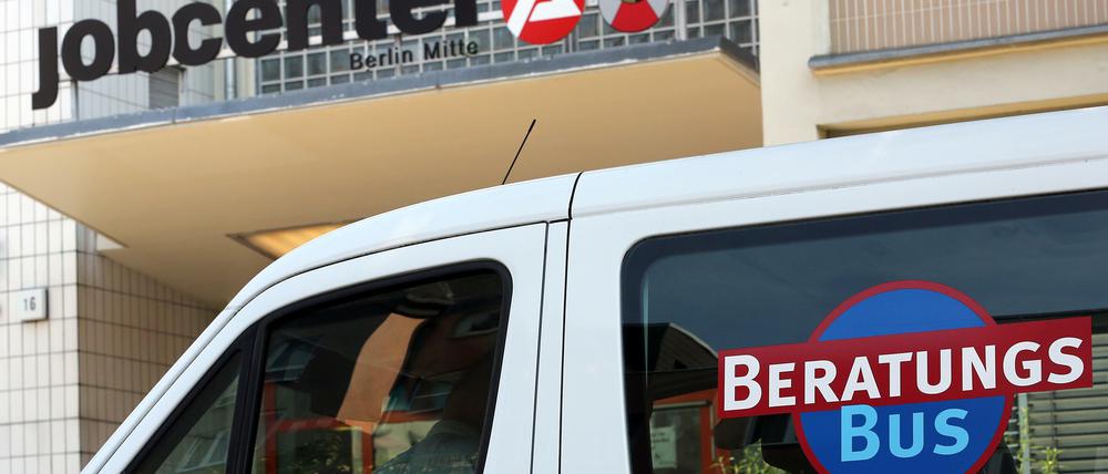Der Beratungsbus, eine mobile Hartz IV-Beratung, steht vor dem Jobcenter in der Müllerstraße in Berlin. Der Beratungsbus der Wohlfahrtsverbände steht bis Mitte September täglich außer Mittwochs von 8 bis 13 Uhr vor einem der zwölf Berliner Jobcenter.