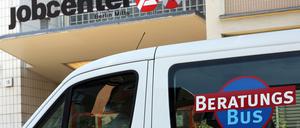 Der Beratungsbus, eine mobile Hartz IV-Beratung, steht vor dem Jobcenter in der Müllerstraße in Berlin. Der Beratungsbus der Wohlfahrtsverbände steht bis Mitte September täglich außer Mittwochs von 8 bis 13 Uhr vor einem der zwölf Berliner Jobcenter.