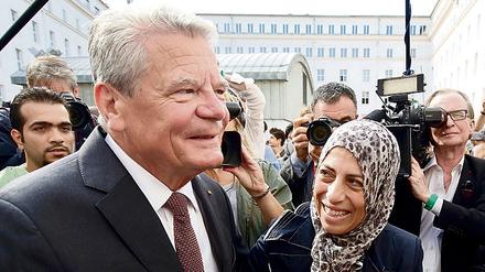 Bundespräsident Joachim Gauck besuchte vergangene Woche die Flüchtlingsunterkunft im ehemaligen Rathaus in Wilmersdorf. 