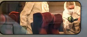 Die Polizei analysiert den Tatort in Thalys. Die CDU fordert indes mehr Stellen bei der Bundespolizei um die Polizeipräsenz in Zügen und auf Bahnhöfen zu verstärken.