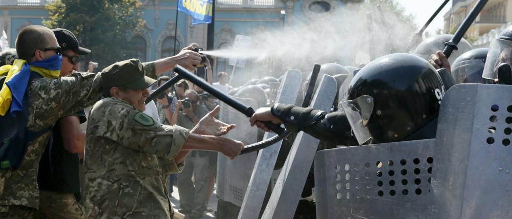 Konfrontation zwischen Demonstranten und Polizei vor dem ukrainischen Parlament in Kiew.