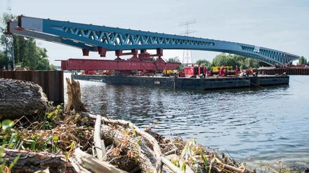 Ein Brückenteil für eine neue Spreebrücke wird zwischen Ober- und Niederschöneweide in Berlin über die Spree geschoben.