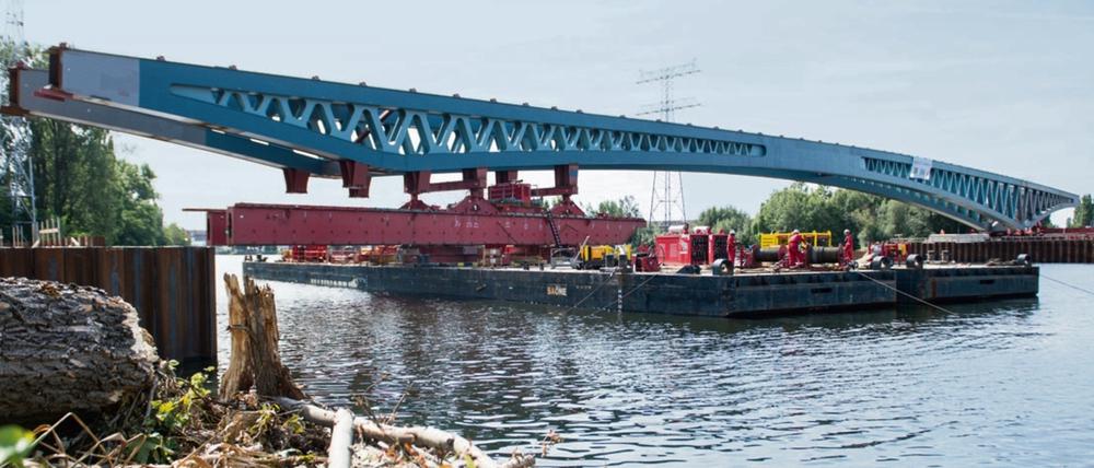 Ein Brückenteil für eine neue Spreebrücke wird zwischen Ober- und Niederschöneweide in Berlin über die Spree geschoben.