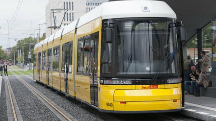 Eine Trambahn fährt in Berlin bei der Vorstellung der Linienfühung der Straßenbahnlinien M8 und M10 an der Haltestelle "S- und U-Bahnhof Hauptbahnhof" ein.