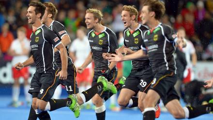 Finale! Die Spieler laufen nach dem Penaltyschießen auf Torhüter Nicolas Jacobi zu.