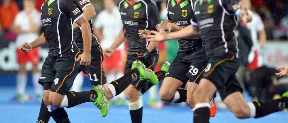 Finale! Die Spieler laufen nach dem Penaltyschießen auf Torhüter Nicolas Jacobi zu.