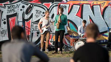 Es ist was los am Wochenende in Berlin! Hier zu sehen: Die Band ""Koyoten-Trio" beim Straßenmusik Festival "East Side Music Days" gegenüber der Mercedes-Benz Arena in Friedrichshain