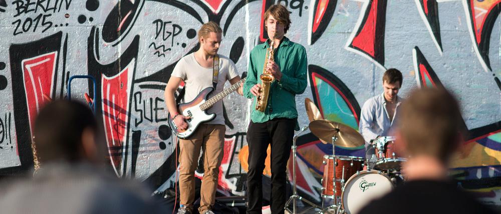 Es ist was los am Wochenende in Berlin! Hier zu sehen: Die Band ""Koyoten-Trio" beim Straßenmusik Festival "East Side Music Days" gegenüber der Mercedes-Benz Arena in Friedrichshain