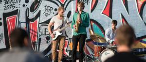 Es ist was los am Wochenende in Berlin! Hier zu sehen: Die Band ""Koyoten-Trio" beim Straßenmusik Festival "East Side Music Days" gegenüber der Mercedes-Benz Arena in Friedrichshain