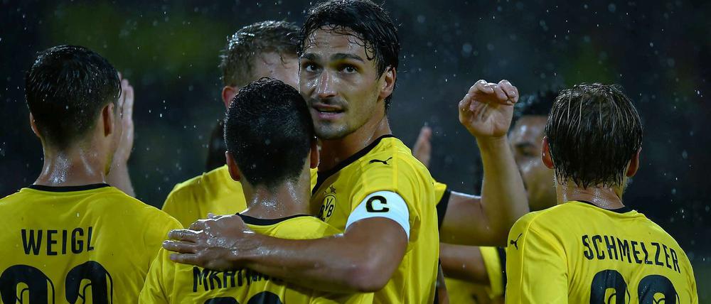 Henrikh Mkhitaryan und Kapitän Mats Hummels feiern ein weiteres Tor der Dortmunder.