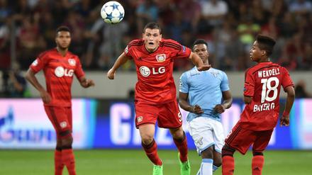 Immer auf den Ball. Die Bayer-Defensive um Papadopoulos (m.). 