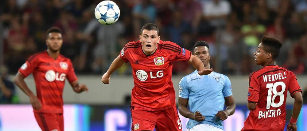 Immer auf den Ball. Die Bayer-Defensive um Papadopoulos (m.).