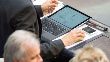 Ein Abgeordneter im Bundestag checkt seinen Email-Account.