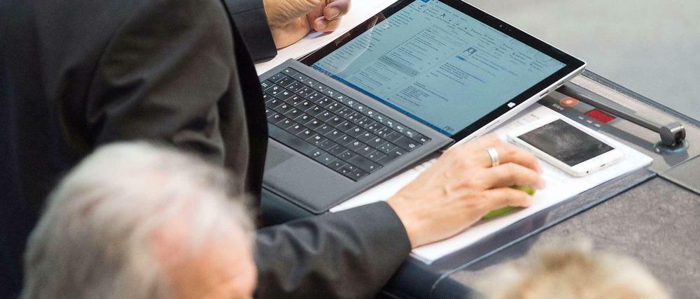 Ein Abgeordneter im Bundestag checkt seinen Email-Account.