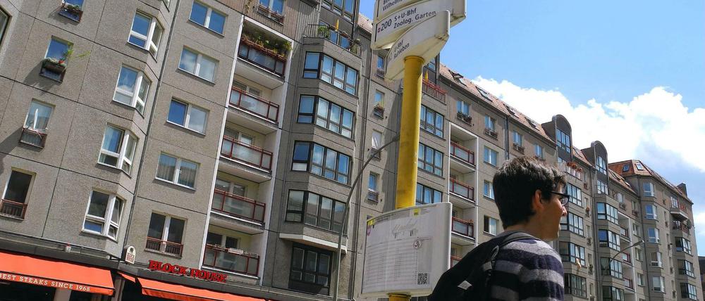Der Plattenbau-Block Wilhelmstrasse 56-59 zwischen Behrensstraße und Französischer Straße ist erst 22 Jahre alt.