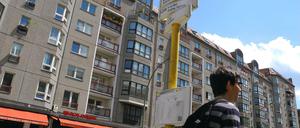 Der Plattenbau-Block Wilhelmstrasse 56-59 zwischen Behrensstraße und Französischer Straße ist erst 22 Jahre alt.