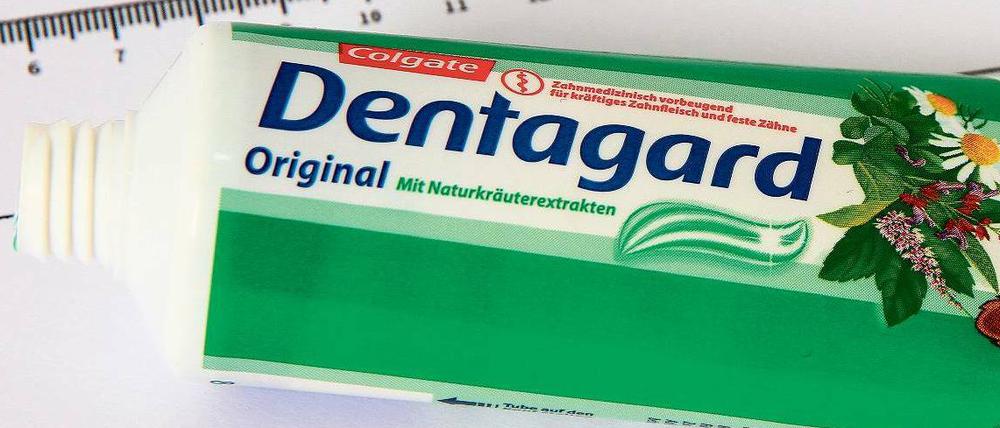 Weniger Inhalt, gleicher Preis. dm hat Dentagard-Zahncreme aus den Regalen entfernt.