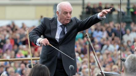 Daniel Barenboim dirigiert am 21.06.2015 auf dem Bebelplatz in Berlin ein klassisches Sonntagskonzert. 