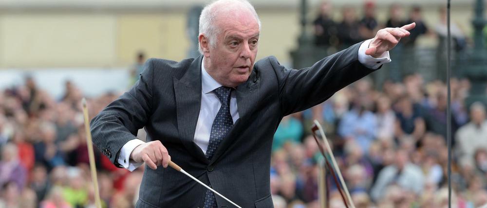 Daniel Barenboim dirigiert am 21.06.2015 auf dem Bebelplatz in Berlin ein klassisches Sonntagskonzert.