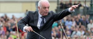 Daniel Barenboim dirigiert am 21.06.2015 auf dem Bebelplatz in Berlin ein klassisches Sonntagskonzert. 