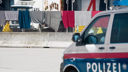 Der LKW, in dem 71 tote Flüchtlinge gefunden wurden, parkt zur polizeilichen Untersuchung in Nickelsdorf, Österreich.