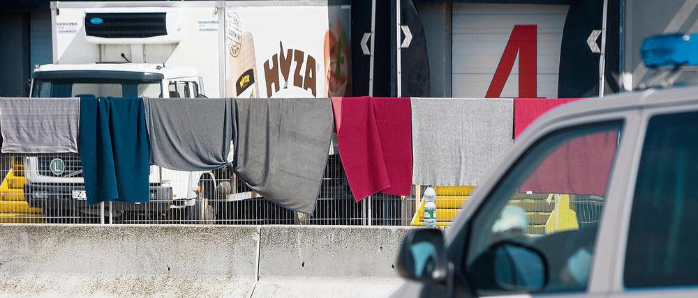 Der LKW, in dem 71 tote Flüchtlinge gefunden wurden, parkt zur polizeilichen Untersuchung in Nickelsdorf, Österreich.