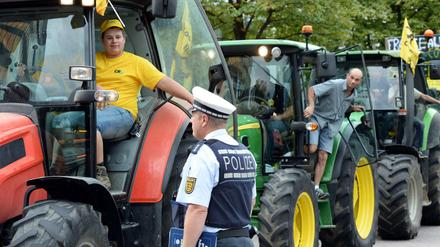 Treckersternfahrt für bessere Preise: Milchbauern aus Deutschland und Frankreich sind im Protest vereint.