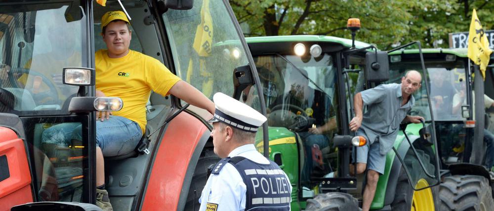 Treckersternfahrt für bessere Preise: Milchbauern aus Deutschland und Frankreich sind im Protest vereint.