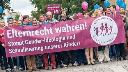 Gender ist an allem schuld. Während interessierte Kreise versuchen, die Geschlechterforschung auch mit Falschbehauptungen zu verunglimpfen, halten die Deutsche Forschungsgemeinschaft oder der Wissenschaftsrat sie für unabdingbar. 