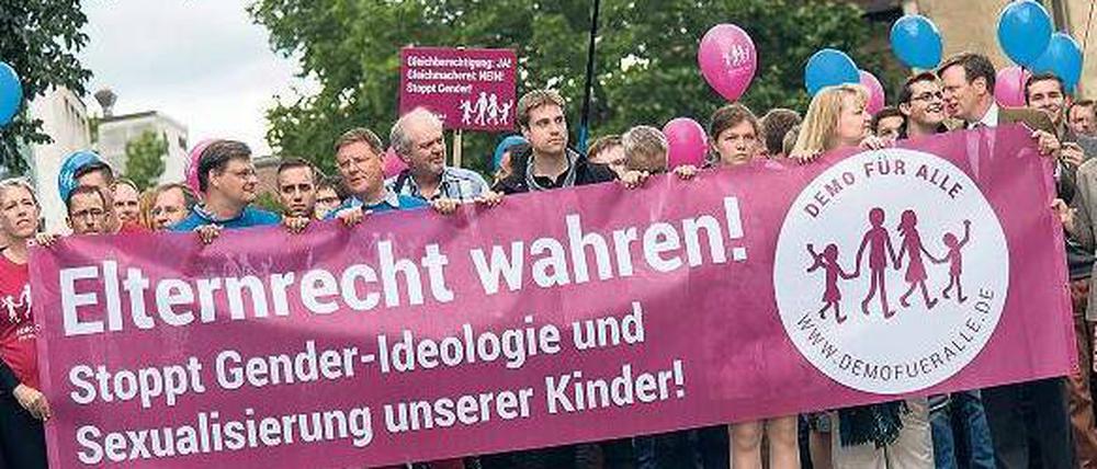 Gender ist an allem schuld. Während interessierte Kreise versuchen, die Geschlechterforschung auch mit Falschbehauptungen zu verunglimpfen, halten die Deutsche Forschungsgemeinschaft oder der Wissenschaftsrat sie für unabdingbar.