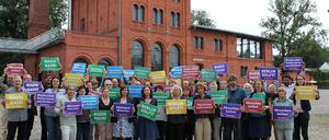 Die Berliner Grünen-Fraktion im Abgeordnetenhaus demonstriert bei ihrer Klausurtagung gegen die rassistischen und rechtsextremen Übergriffe gegen Flüchtlinge.