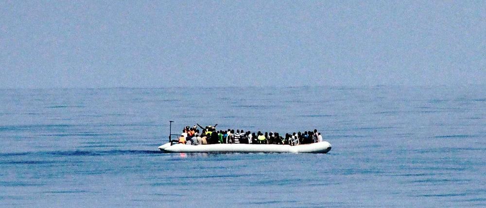Ein vollbeladenes Schlauboot vor der Küste Libyens Mitte August
