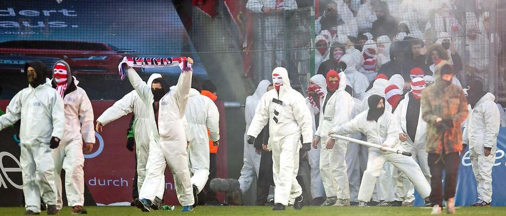Kölner Fans stürmen den Rasen nach dem Spiel in Gladbach. Darunter müssen nun auch die Anhänger der Borussia leiden.