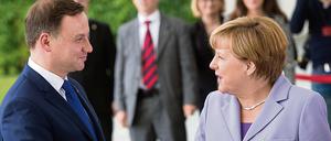 Bundeskanzlerin Angela Merkel (r, CDU) begrüßt den neuen polnischen Präsidenten Andrzej Duda am 28.08.2015 vor dem Bundeskanzleramt in Berlin.