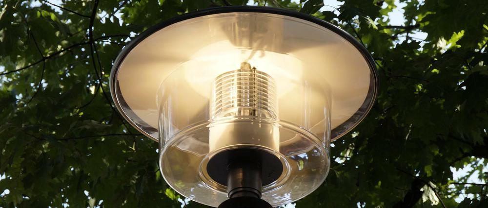 Angeschaltet: die Erste der insgesamt 17 neuen Lampen an der Revaler Straße.