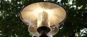 Angeschaltet: die Erste der insgesamt 17 neuen Lampen an der Revaler Straße.