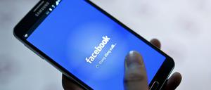 Immer dabei. Die Nutzung der Facebook-App ist für viele Smartphone-User selbstverständlich. 